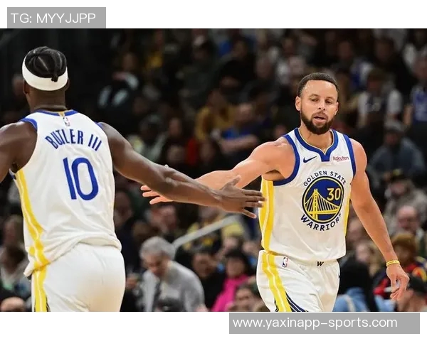 库里赛后与普尔和卢尼深情拥抱展现勇士团队精神永远的家人情谊